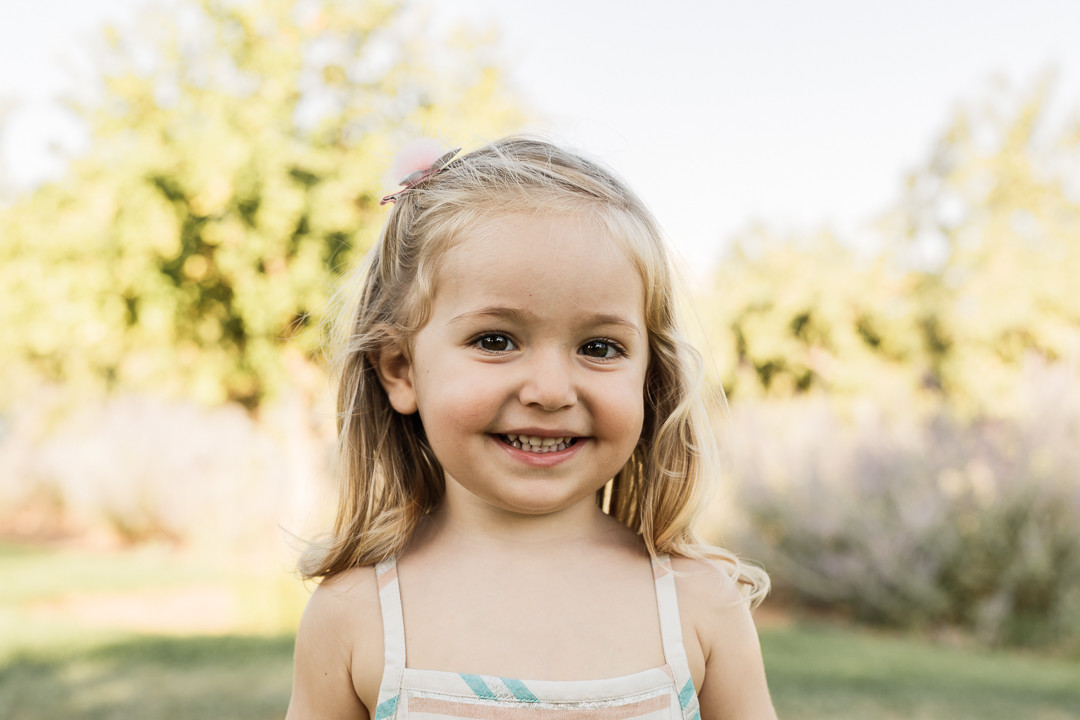 Fotos infantiles en espacios abiertos - Exterior familia MIRAMEQUETEVEO  HD -2990