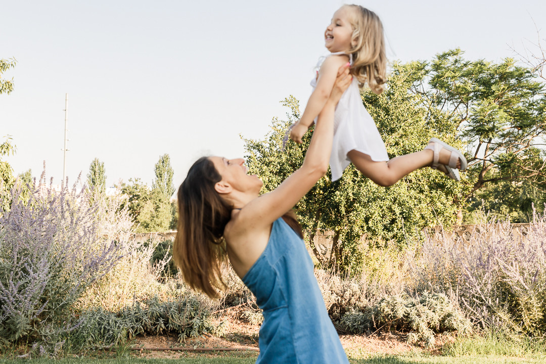 Fotos infantiles en espacios abiertos - Exterior familia MIRAMEQUETEVEO  HD -3045